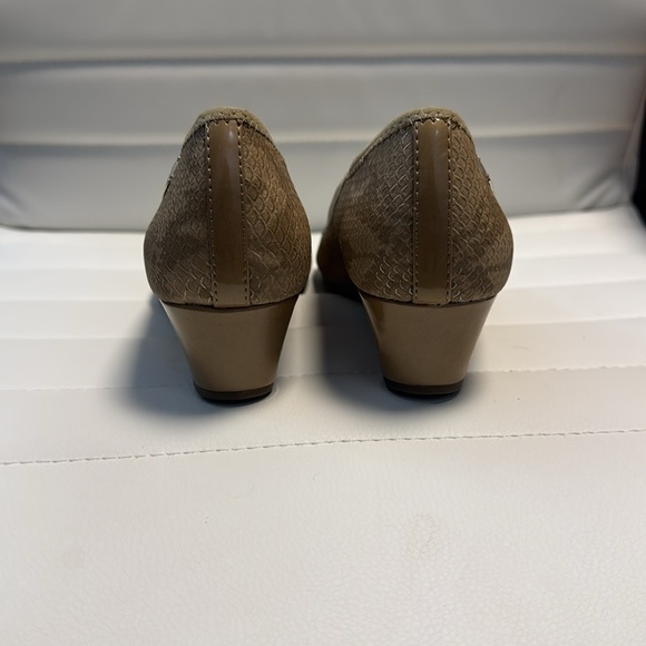 Anne Klein Tan Leather Peep-Toe Heels. Size 7M - Picture 4 of 9